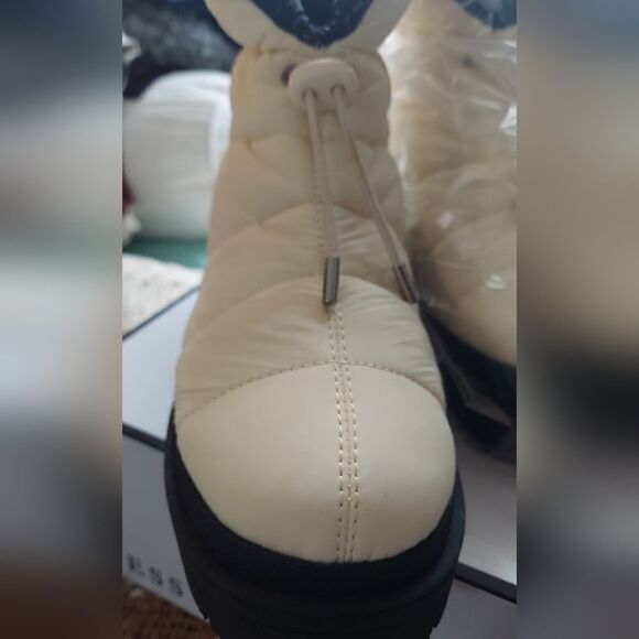 NWT Guess Women’s Leeda 2 Cold Weather Winter Snow Boots Ivory Size 9 - Picture 12 of 16